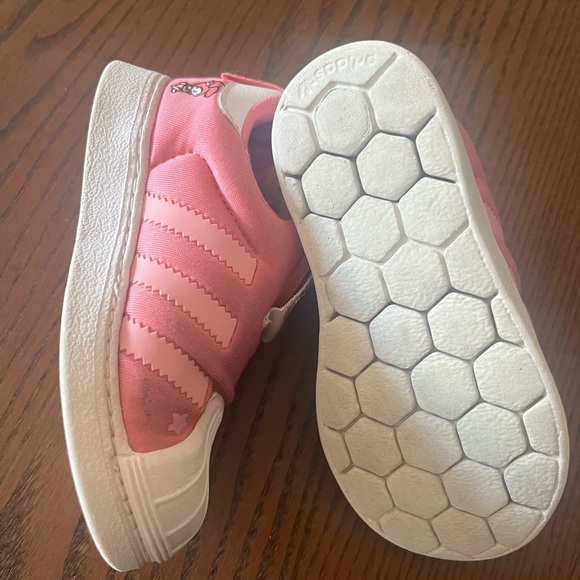 Used condition - our love and adored hello kitty pink adidas 360 size 7 - Picture 5 of 8